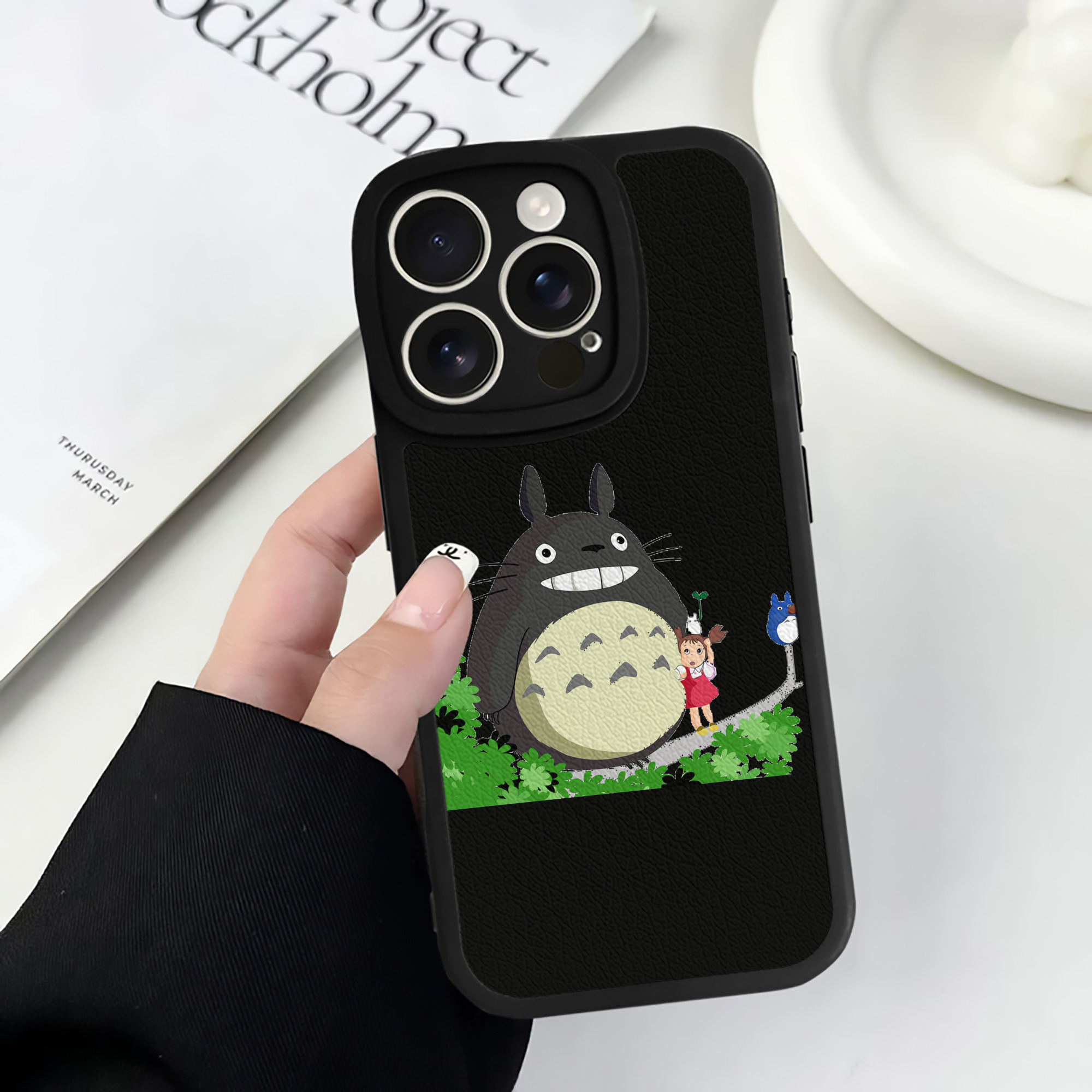 （画像用） となりのトトロ 草壁メイ 草壁サツキ My Neighbor Totoro Satsuki Kusakabe Mei Kusakabe 【iPhone 16シリーズ対応】シリコンスマホケース（レザー調） 材質：シリコン